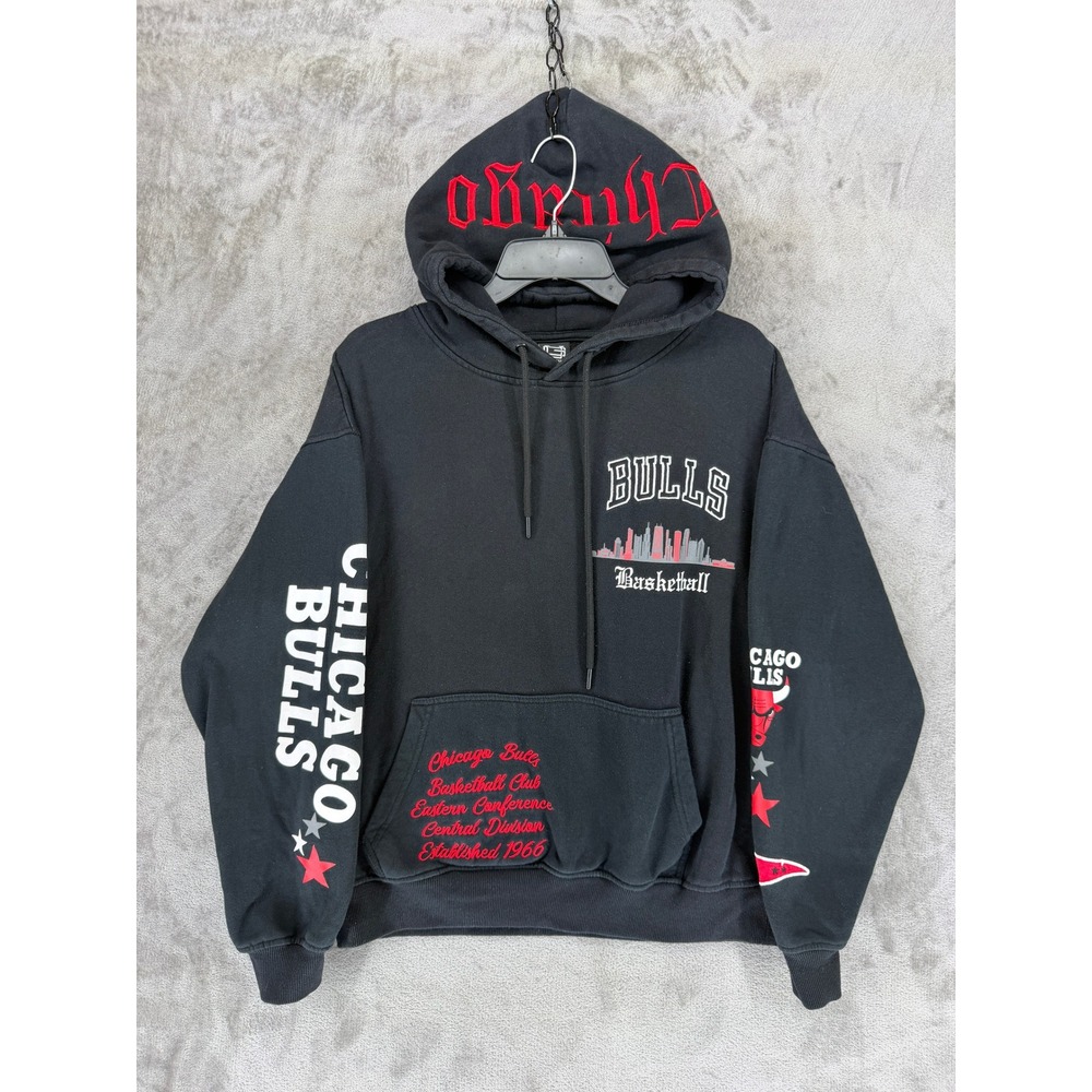 Ultra Game NBA Chicago Bulls Black Graphic Hoodie Mens Medium Gothic Script Logo